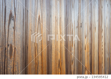 板張りの壁　 old wood plank pattern 134595412