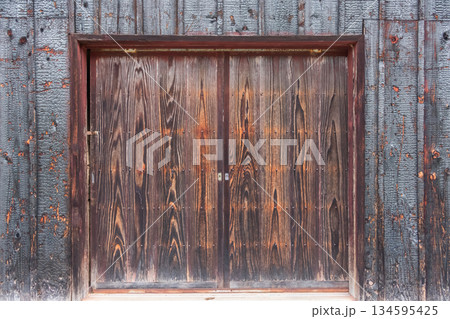 板張りの壁　 old wood plank pattern 134595425