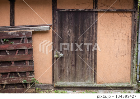 板張りの壁　 old wood plank pattern 134595427