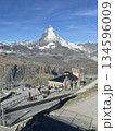 ゴルナーグラート展望台から望むマッターホルンとゴルナーグラート駅 134596009