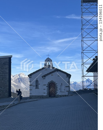 スイス・ゴルナーグラート展望台の隣りに立つ礼拝堂 134596011
