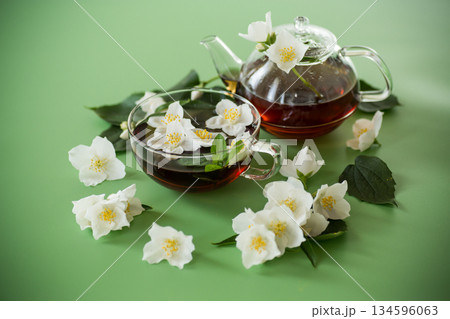 Brewed green tea with jasmine flowers top view 134596063