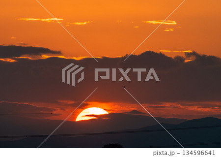 日本の横浜都市景観日本経済の憂鬱…雲間に沈む夕日や鳥。オレンジ色の空…明日はどんなものになるのか… 134596641