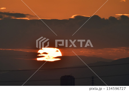 日本の横浜都市景観日本経済の憂鬱…雲間に沈む夕日。オレンジ色に染まる空…明日はどんなものになるのか… 日本の横浜都市景観日本経済の憂鬱…雲間に沈む夕日。オレンジ色に染まる空…明日はどんなものになるのか… 134596727