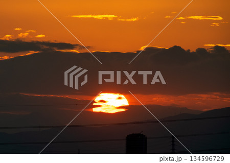 日本の横浜都市景観日本経済の憂鬱…雲間に沈む夕日。オレンジ色に染まる空…明日はどんなものになるのか… 134596729