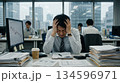 オフィスで頭を抱え、落ち込む男性会社員 134596971