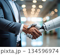 ヒューマノイドロボットと握手をするビジネスマン 134596974