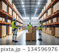 ヒューマノイドロボットと一緒に働く作業員 134596976