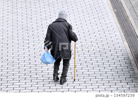日本の横浜都市景観 見えにくい段差や凹凸…高齢化社会…杖の高齢女性…冬至で冷え込む 134597239