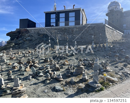 スイス・ゴルナーグラート展望台の積石塚 スイス・ゴルナーグラート展望台の積石塚 134597251