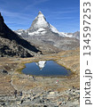 スイス・マッターホルンとリッフェル湖に映る逆さマッターホルン 134597253
