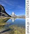 スイス・マッターホルンとリッフェル湖に映る逆さマッターホルン 134597254