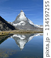 スイス・マッターホルンとリッフェル湖に映る逆さマッターホルン 134597255