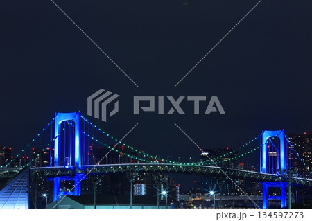 東京都 ゆりかもめ 有明テニスの森駅から見るレインボーブリッジ 134597273