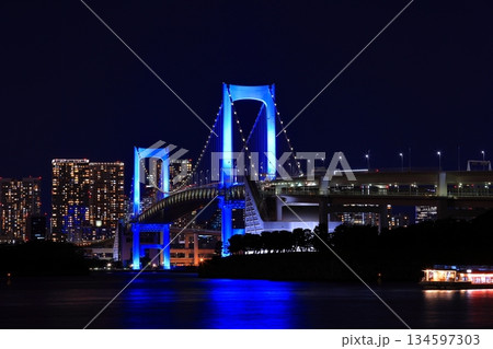 東京都 ゆりかもめ 台場駅から見るライトアップされたレインボーブリッジ 134597303