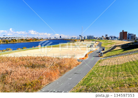 扇大橋/荒川より下流/西新井橋方向を望む(東京都足立区)【2025.12】 扇大橋/荒川より下流/西新井橋方向を望む(東京都足立区)【2025.12】 134597353