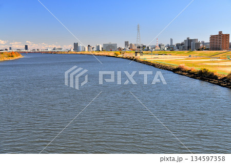 扇大橋／荒川より下流／西新井橋方向を望む(東京都足立区)【2025.12】 134597358