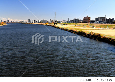 扇大橋/荒川より下流/西新井橋方向を望む(東京都足立区)【2025.12】 扇大橋/荒川より下流/西新井橋方向を望む(東京都足立区)【2025.12】 134597359
