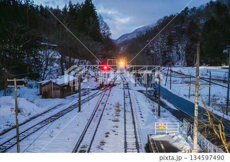 【夜明け】列車のヘッドライトと雪景色【簗場駅】 134597490