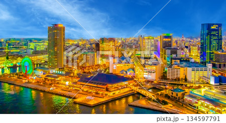 夕日に染まる都会の風景 夕日に染まる都会の風景 134597791