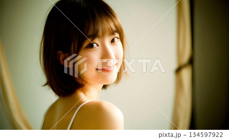 スタジオ撮影した若い女性 134597922