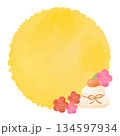 正月 水彩吹き出し 黄色 フレーム あしらい もち 梅 松 新年デザイン素材 134597934