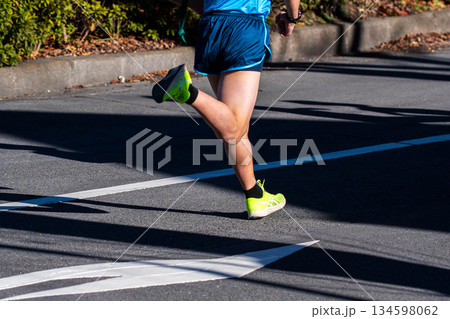 駆け抜ける健脚 134598062