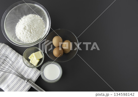 お菓子作りの材料 小麦粉 卵 バター 牛乳と泡立て器 俯瞰 余白 お菓子作りの材料 小麦粉 卵 バター 牛乳と泡立て器 俯瞰 余白 134598142