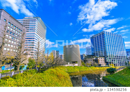 日本の東京都市景観日の丸が…。あの悲劇を忘れてはならない…九段下駅前の昭和館などを望む＝17日 134598256