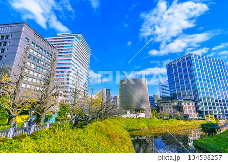 日本の東京都市景観日の丸が…。あの悲劇を忘れてはならない…九段下駅前の昭和館などを望む＝17日 134598257