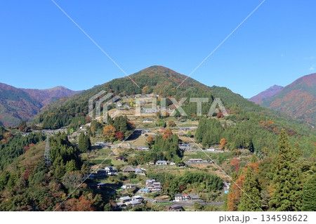 秋の山村風景　(徳島県　落合集落） 134598622