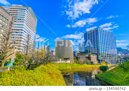 日本の東京都市景観あの悲劇を忘れてはならない…九段下駅前の昭和館などを望む＝12月17日 134598742