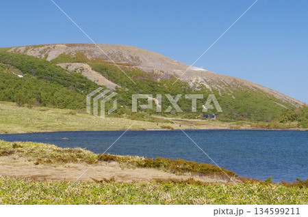 早春の吾妻連峰・鎌沼と一切経山 早春の吾妻連峰・鎌沼と一切経山 134599211