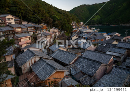 三重県　尾鷲市　須賀利町の漁村の風景 134599451