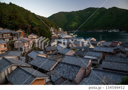 三重県　尾鷲市　須賀利町の漁村の風景 134599452