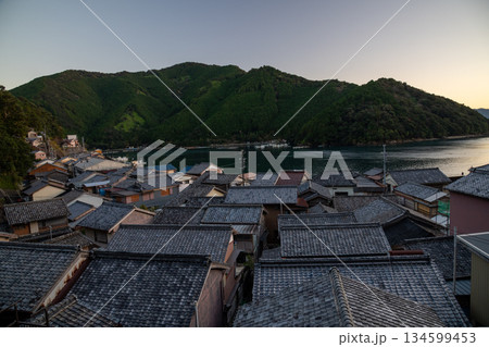 三重県　尾鷲市　須賀利町の漁村の風景 134599453