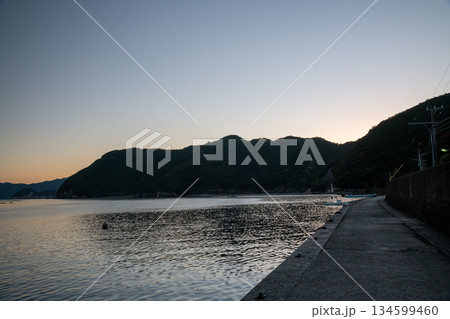 三重県　尾鷲市　須賀利町の漁村の風景 134599460