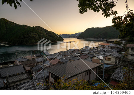 三重県　尾鷲市　須賀利町の漁村の風景 134599466