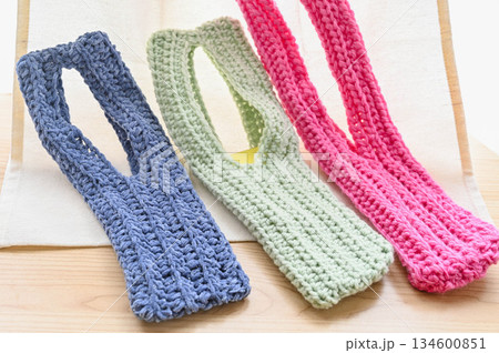 三色の手編みのスマホケース 134600851