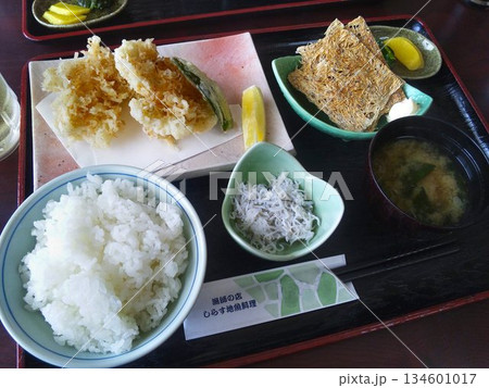 漁師の営む食事処で頂く腰越沖の地魚…『シラス』尽くし定食 134601017