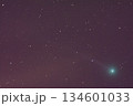 星空にあらわれた彗星 134601033