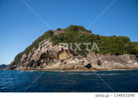 三重県　熊野市　熊野灘に広がる青い海と柱状節理の海岸風景 134601099