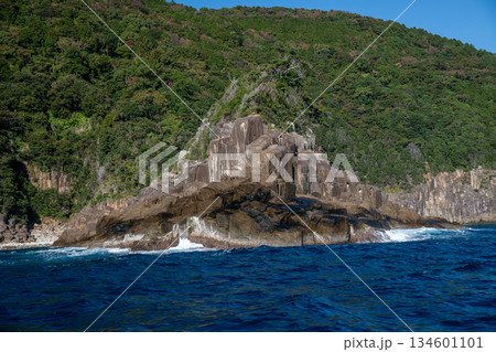 三重県　熊野市　熊野灘に広がる青い海と柱状節理の海岸風景 134601101