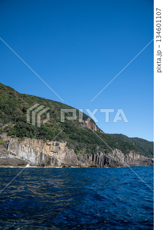 三重県　熊野市　熊野灘に広がる青い海と柱状節理の海岸風景 134601107
