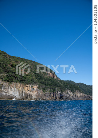 三重県 熊野市 熊野灘に広がる青い海と柱状節理の海岸風景 三重県 熊野市 熊野灘に広がる青い海と柱状節理の海岸風景 134601108