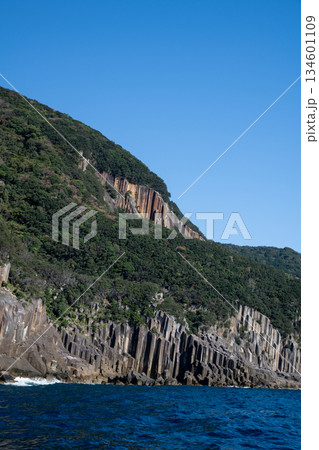 三重県　熊野市　熊野灘に広がる青い海と柱状節理の海岸風景 134601109