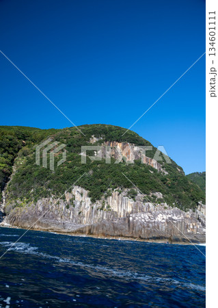 三重県　熊野市　熊野灘に広がる青い海と柱状節理の海岸風景 134601111
