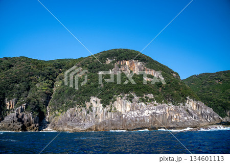 三重県　熊野市　熊野灘に広がる青い海と柱状節理の海岸風景 134601113