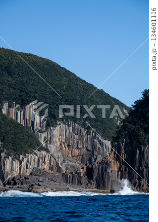 三重県　熊野市　熊野灘に広がる青い海と柱状節理の海岸風景 134601116
