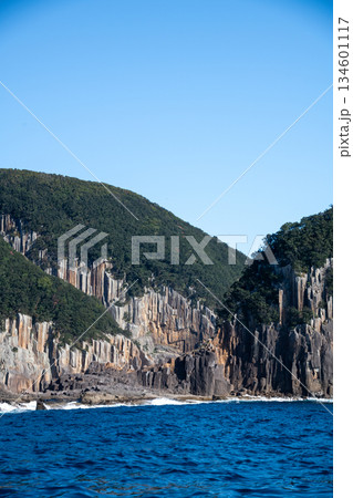 三重県 熊野市 熊野灘に広がる青い海と柱状節理の海岸風景 三重県 熊野市 熊野灘に広がる青い海と柱状節理の海岸風景 134601117